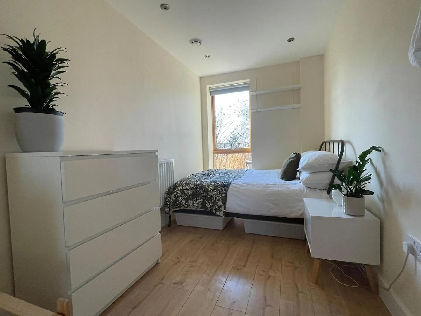 Beautiful Bright 3-Bed Home Next To Station London 0*,
