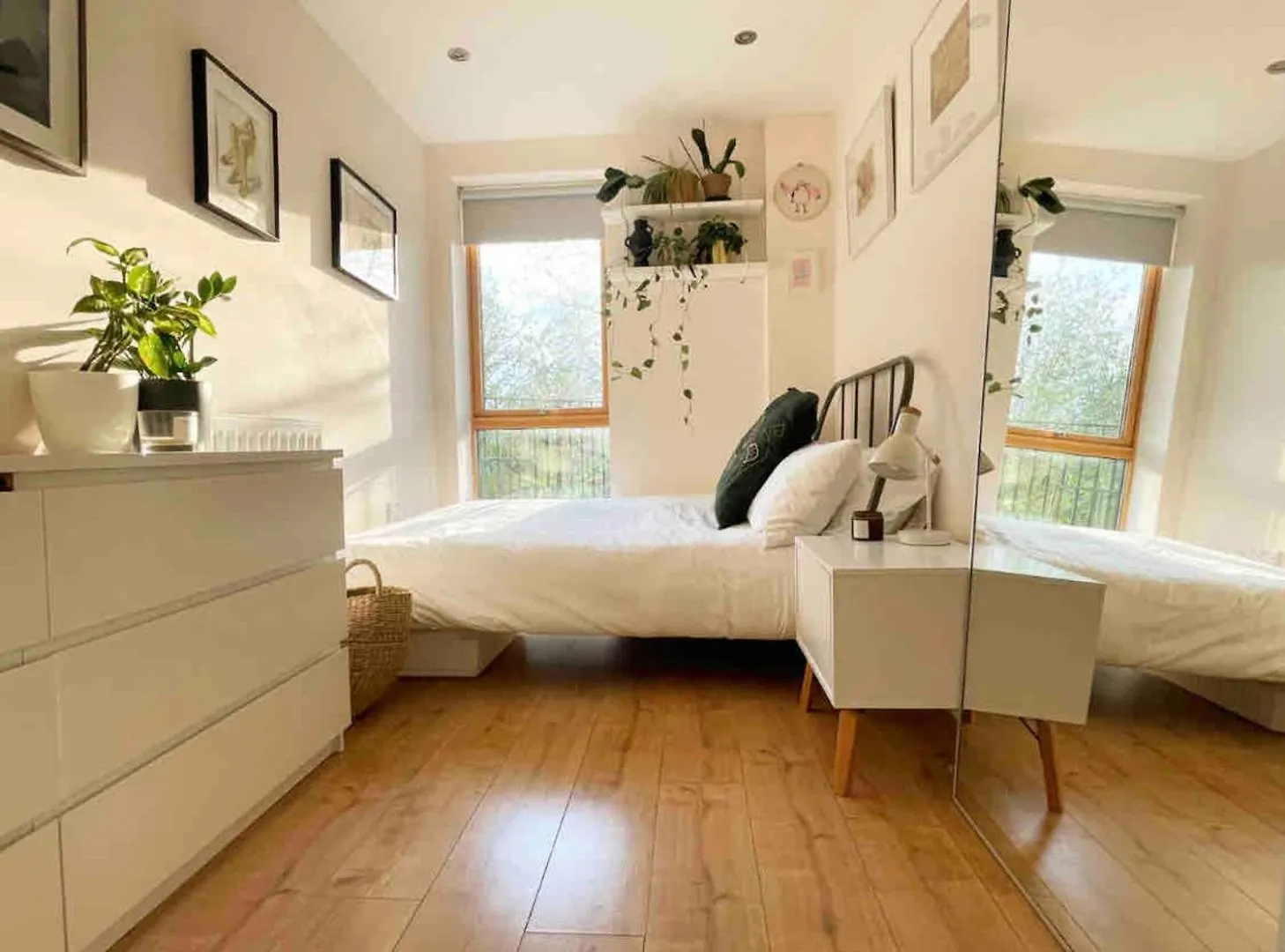 Beautiful Bright 3-Bed Home Next To Station London