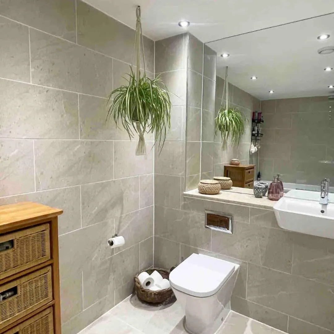 Beautiful Bright 3-Bed Home Next To Station London 0*,  United Kingdom